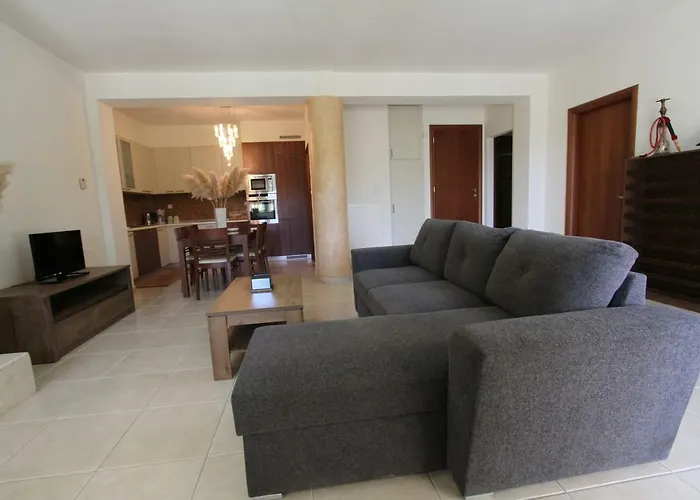 Shemesh Gardens House Casa vacanze PalaiónTsiflíkion
